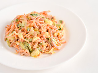 Салат с колбасой, морковью и яйцом